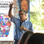 hombre expositor mano